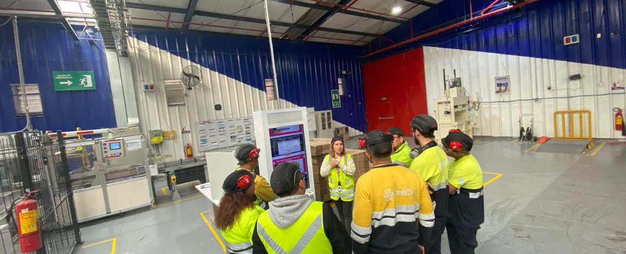 Operario consultando Factoriapp en planta industrial
