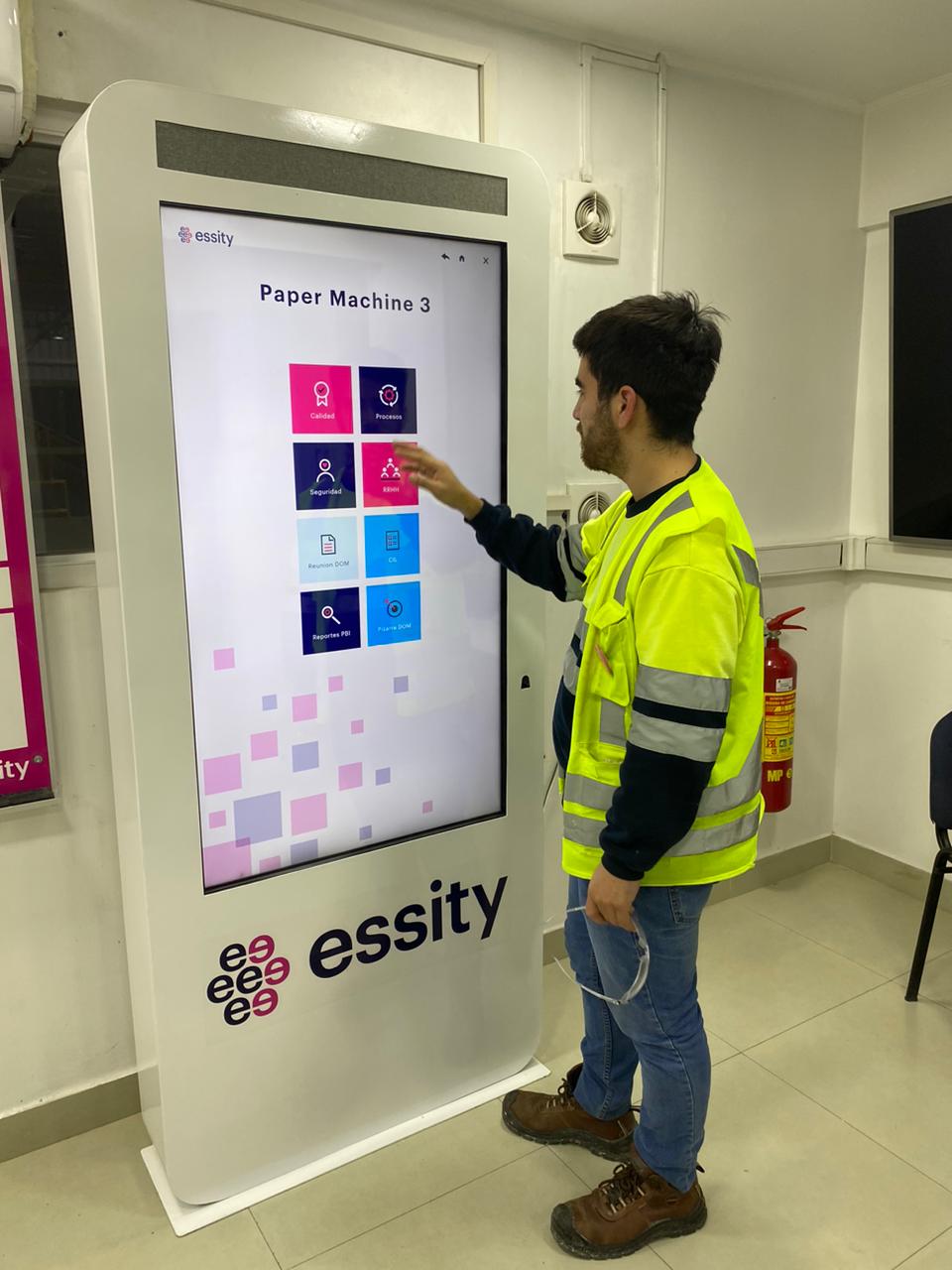 Operario usando Factoriapp en planta Essity Chile
